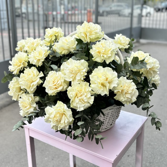 51 пышная роза Мондиаль с эвкалиптом в корзине