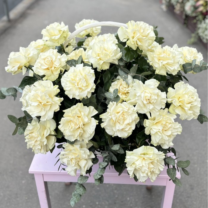 51 пышная роза Мондиаль с эвкалиптом в корзине