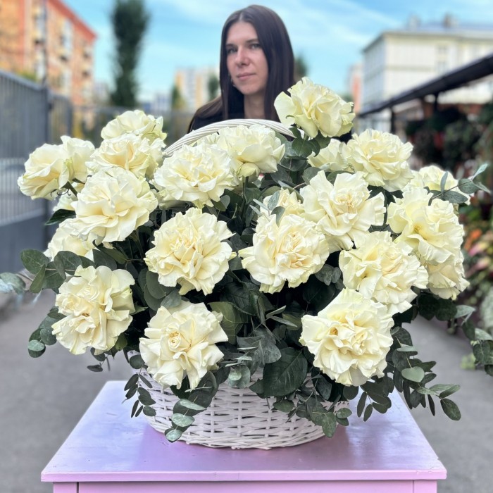 51 пышная роза Мондиаль с эвкалиптом в корзине