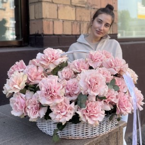 51 пышная роза Пинк Мондиаль с эвкалиптом в корзине