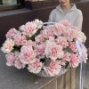 51 пышная роза Пинк Мондиаль с эвкалиптом в корзине