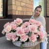 51 пышная роза Пинк Мондиаль с эвкалиптом в корзине