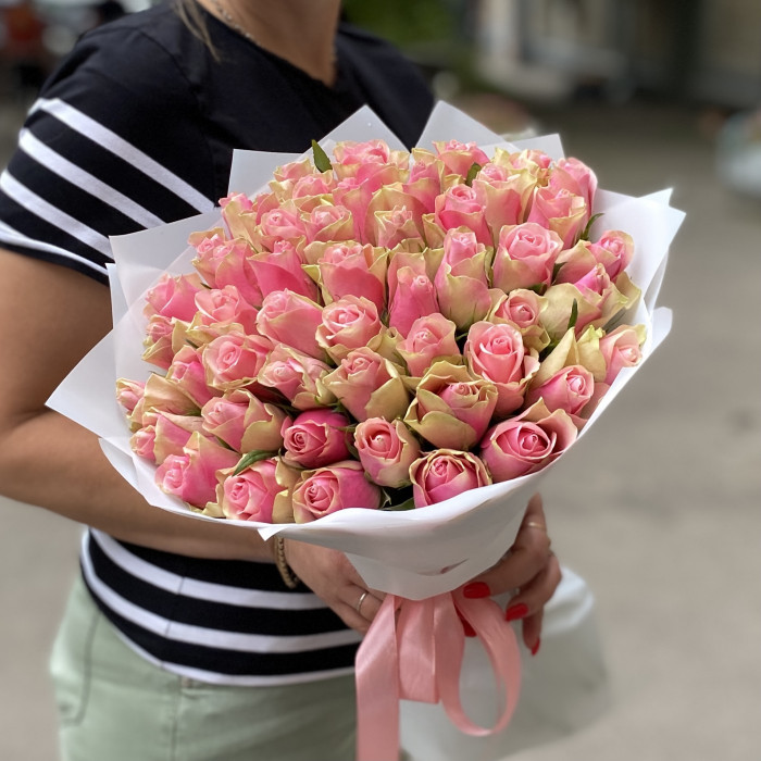 51 розово-зеленая роза Бел-роз