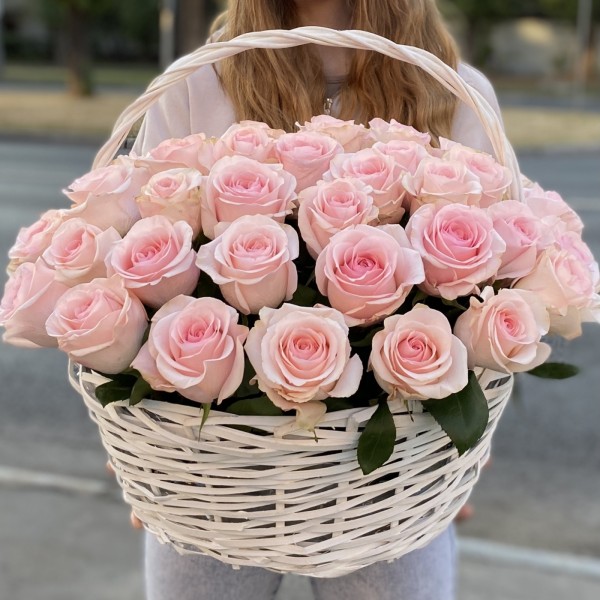 51 нежно-розовая роза Новия в корзине