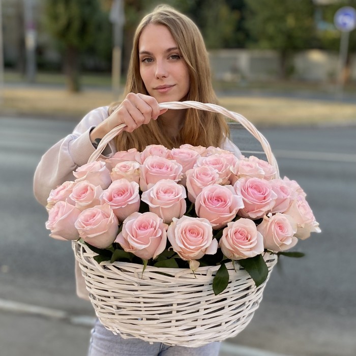 51 нежно-розовая роза Новия в корзине