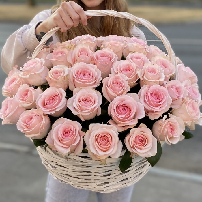 51 нежно-розовая роза Новия в корзине