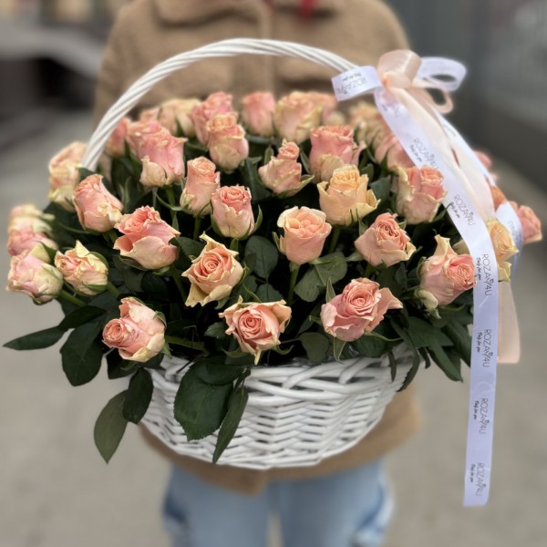 51 роза Свит Такаци в корзине