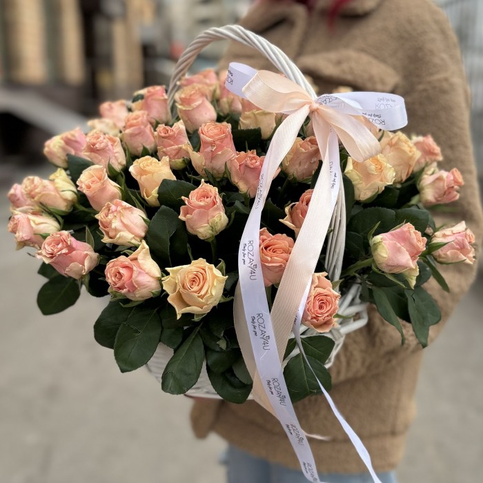 51 роза Свит Такаци в корзине