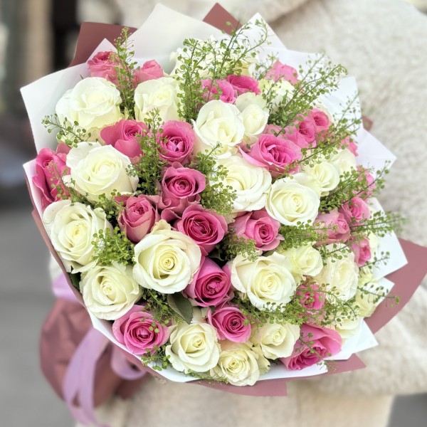 51 розовая и белая роза с гринбелом