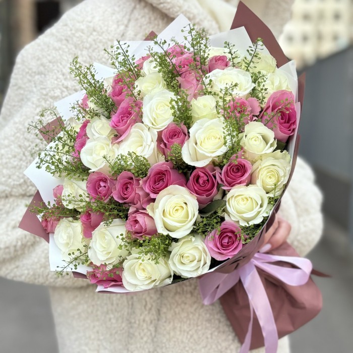 51 розовая и белая роза с гринбелом
