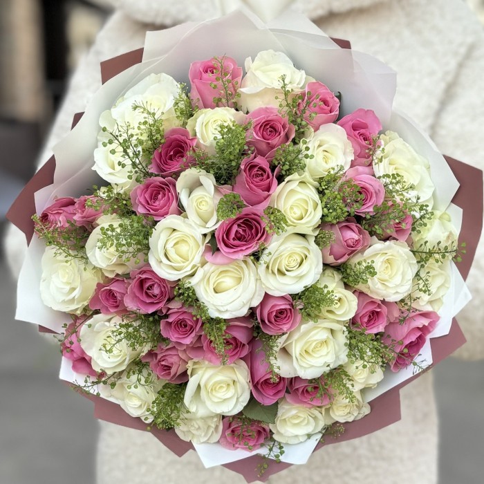 51 розовая и белая роза с гринбелом
