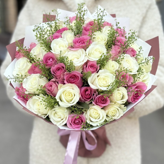 51 розовая и белая роза с гринбелом