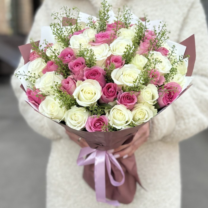 51 розовая и белая роза с гринбелом