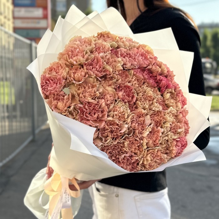 51 розово-персиковая гвоздика