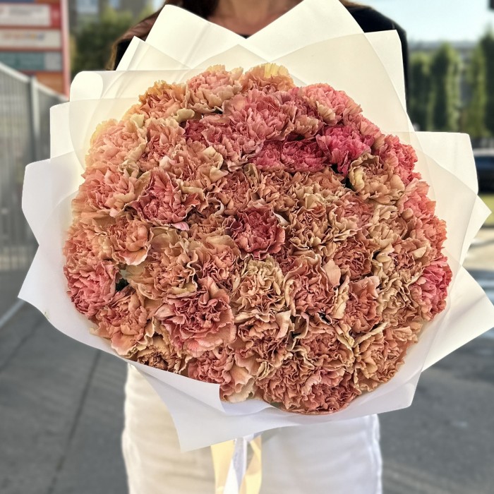 51 розово-персиковая гвоздика