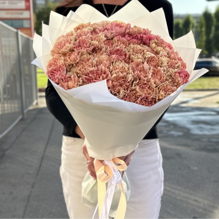 51 розово-персиковая гвоздика