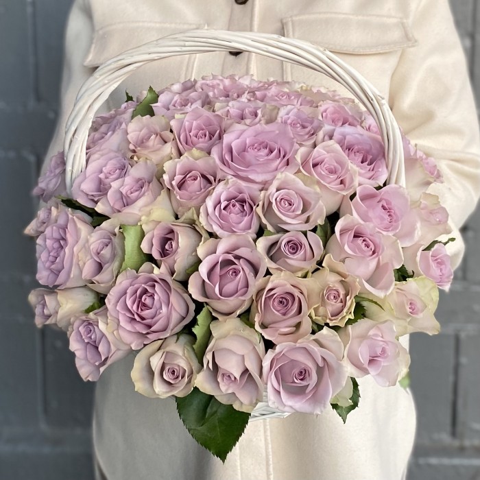 51 сиреневая роза в корзине