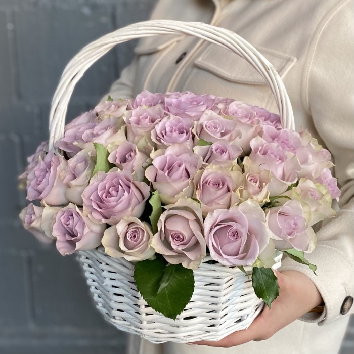 51 сиреневая роза в корзине
