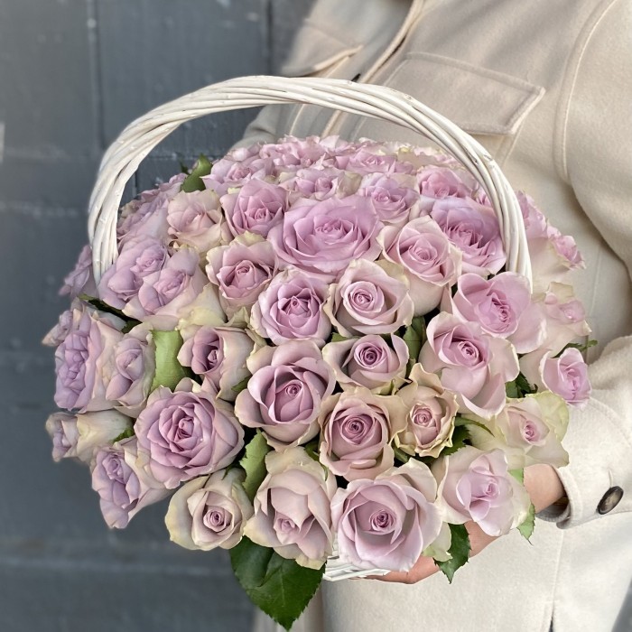 51 сиреневая роза в корзине