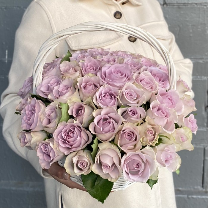 51 сиреневая роза в корзине