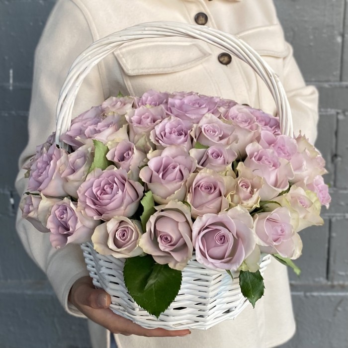 51 сиреневая роза в корзине