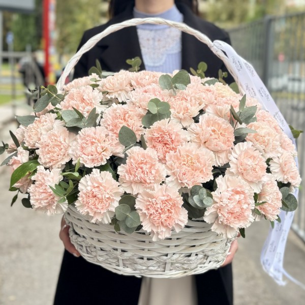 51 светло-розовая гвоздика в корзине с эвкалиптом