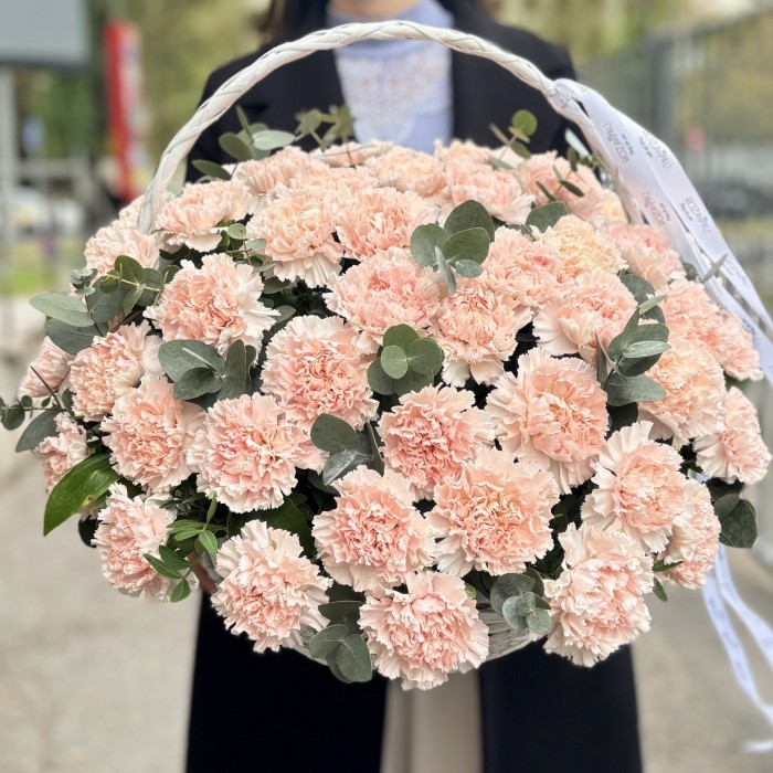 51 светло-розовая гвоздика в корзине с эвкалиптом