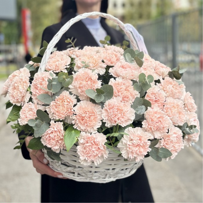51 светло-розовая гвоздика в корзине с эвкалиптом