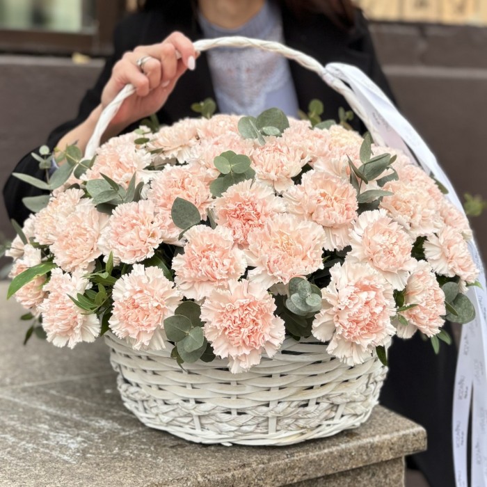 51 светло-розовая гвоздика в корзине с эвкалиптом