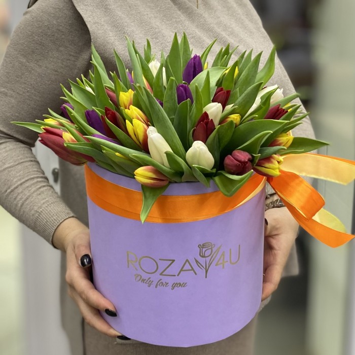 51 тюльпан в лиловой коробке