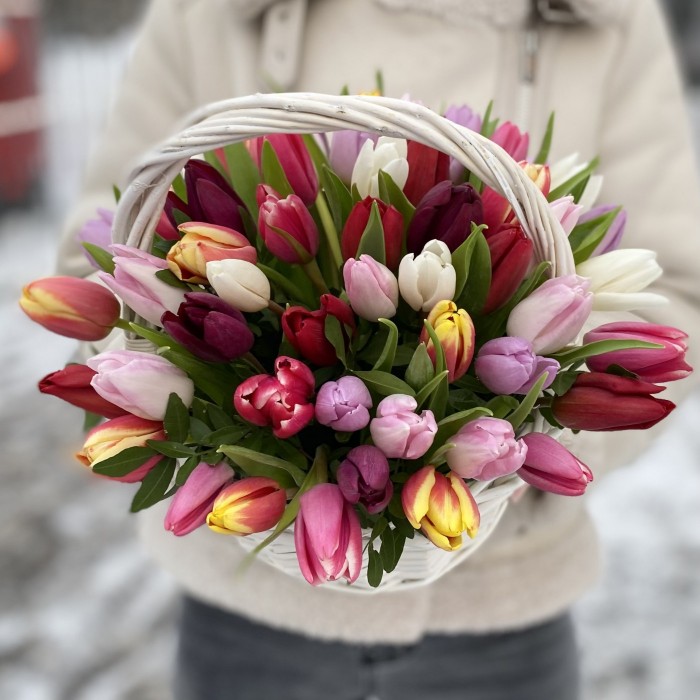 Яркий микс из 51 тюльпана в корзине