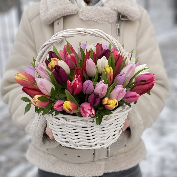 Яркий микс из 51 тюльпана в корзине