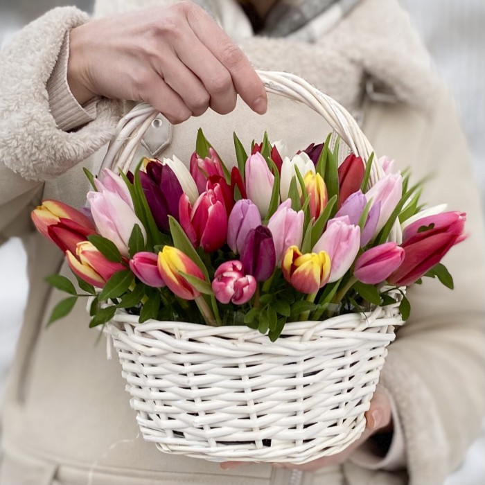 Яркий микс из 51 тюльпана в корзине