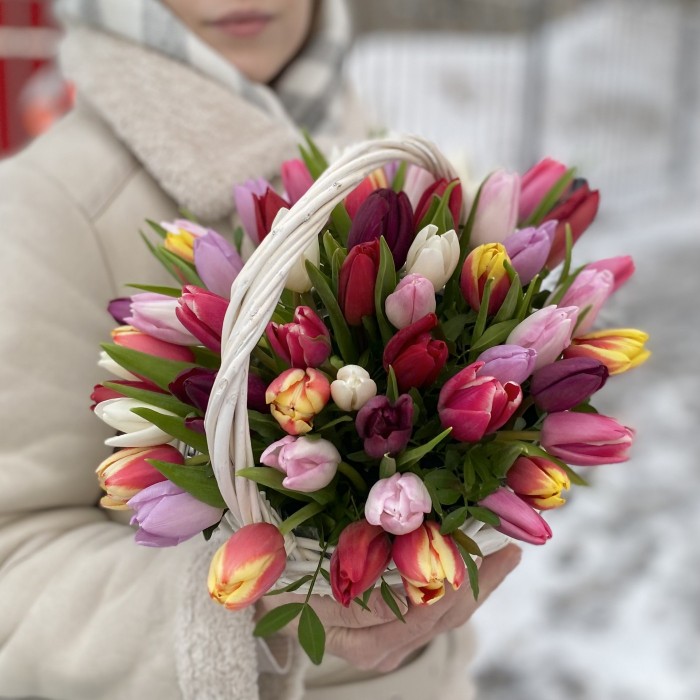 Яркий микс из 51 тюльпана в корзине