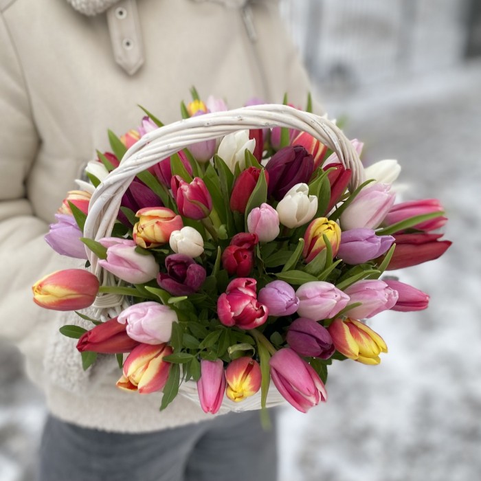 Яркий микс из 51 тюльпана в корзине