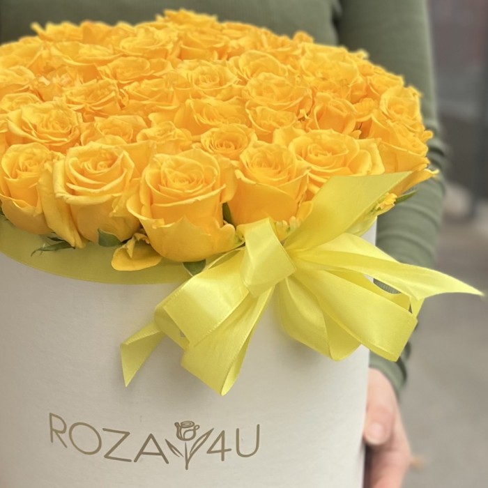 51 желтая роза в коробке