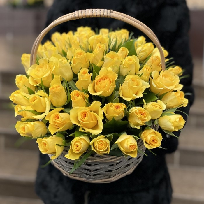 51 желтая роза в корзине