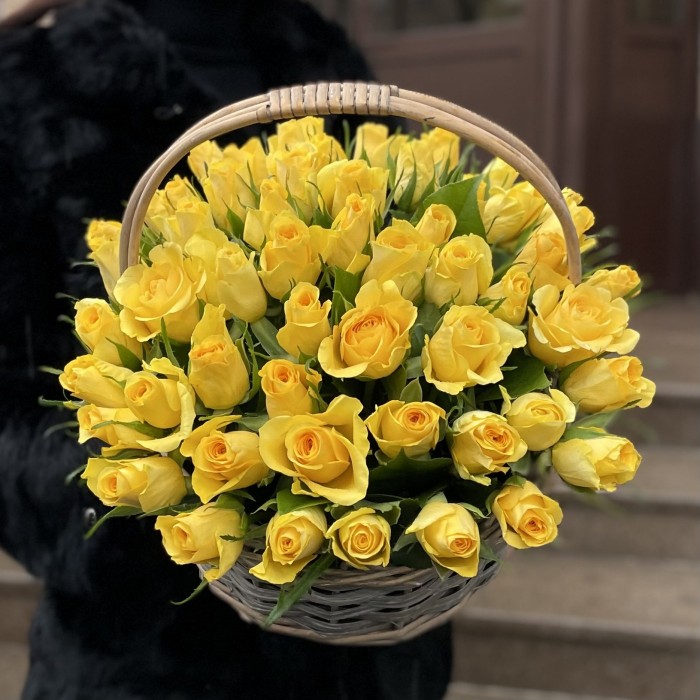 51 желтая роза в корзине