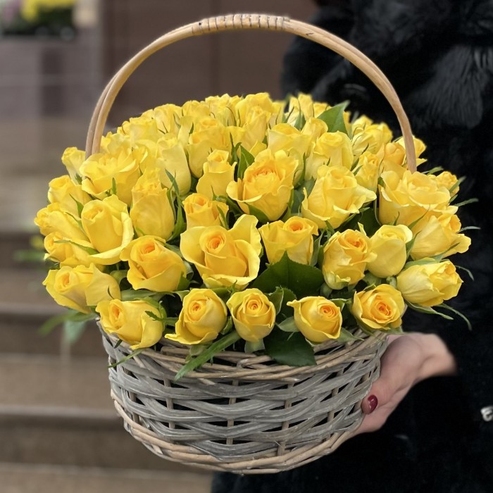 51 желтая роза в корзине