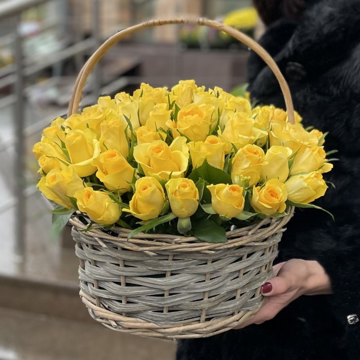 51 желтая роза в корзине
