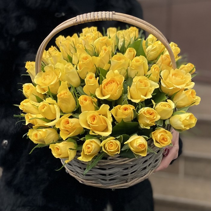 51 желтая роза в корзине