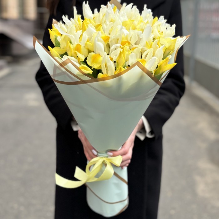 51 желтый ирис в букете