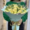 51 роза Киви с эвкалиптом