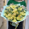 51 роза Киви с эвкалиптом
