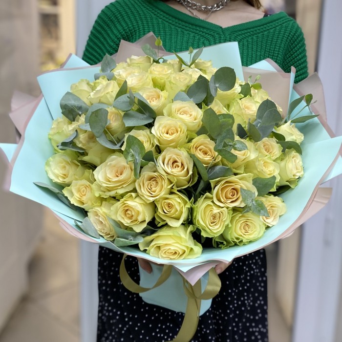 51 роза Киви с эвкалиптом