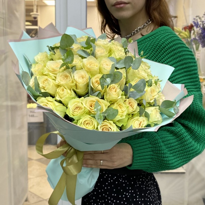 51 роза Киви с эвкалиптом