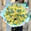 51 роза Киви с эвкалиптом