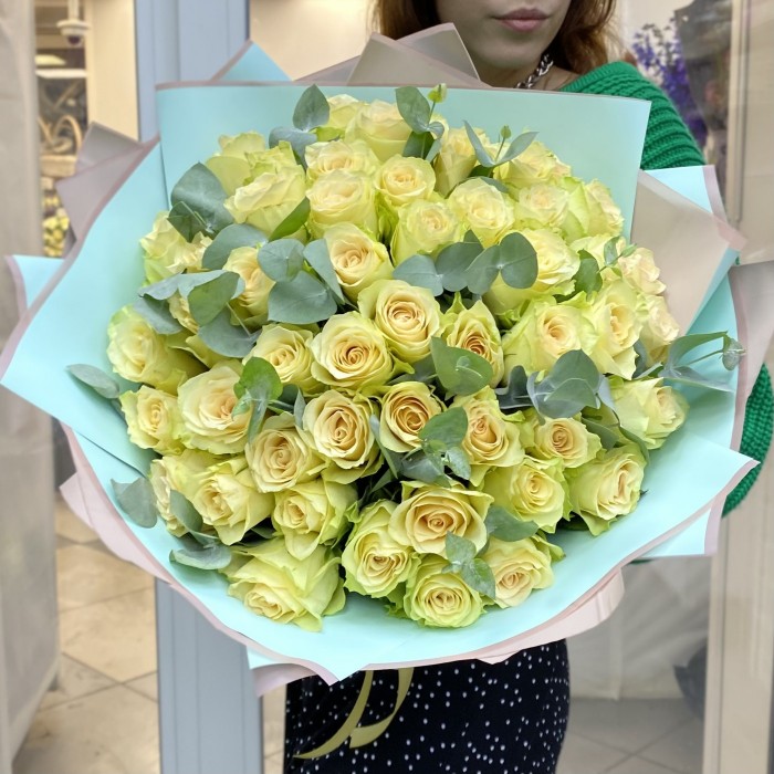 51 роза Киви с эвкалиптом