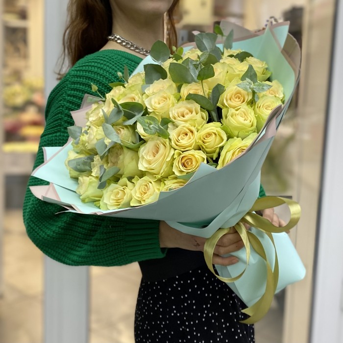 51 роза Киви с эвкалиптом