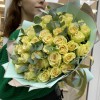 51 роза Киви с эвкалиптом
